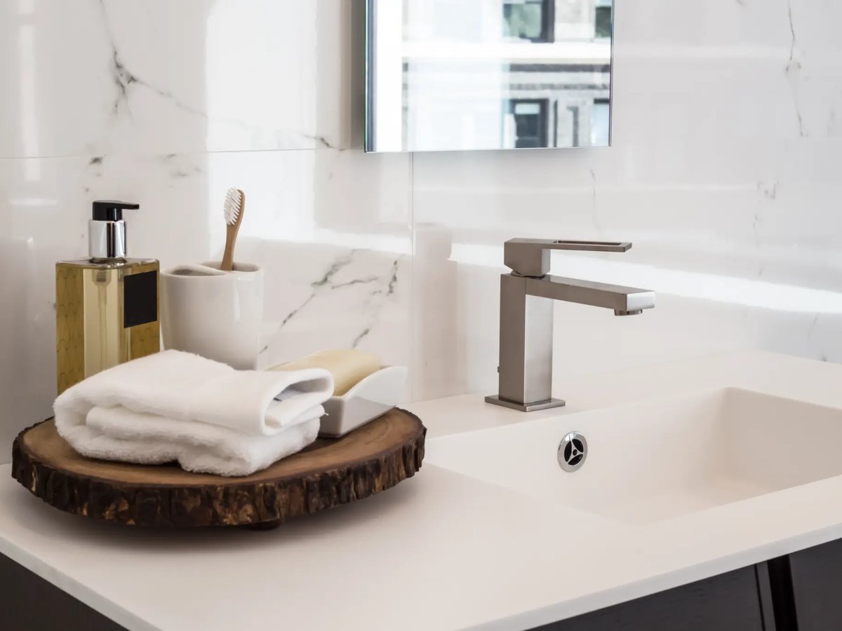 Fresh white towels and a polished marble vanity in a freshly cleaned Oʻahu bathroom